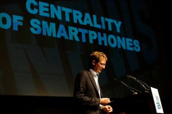 Nic Newman explica el informe de Reuters Institute en Barcelona.