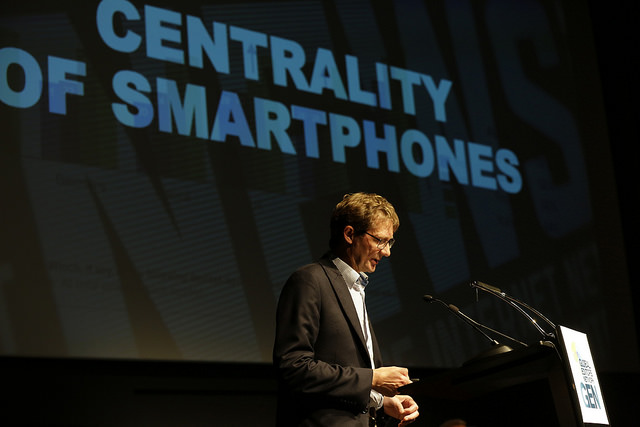 Nic Newman explica el informe de Reuters Institute en Barcelona.