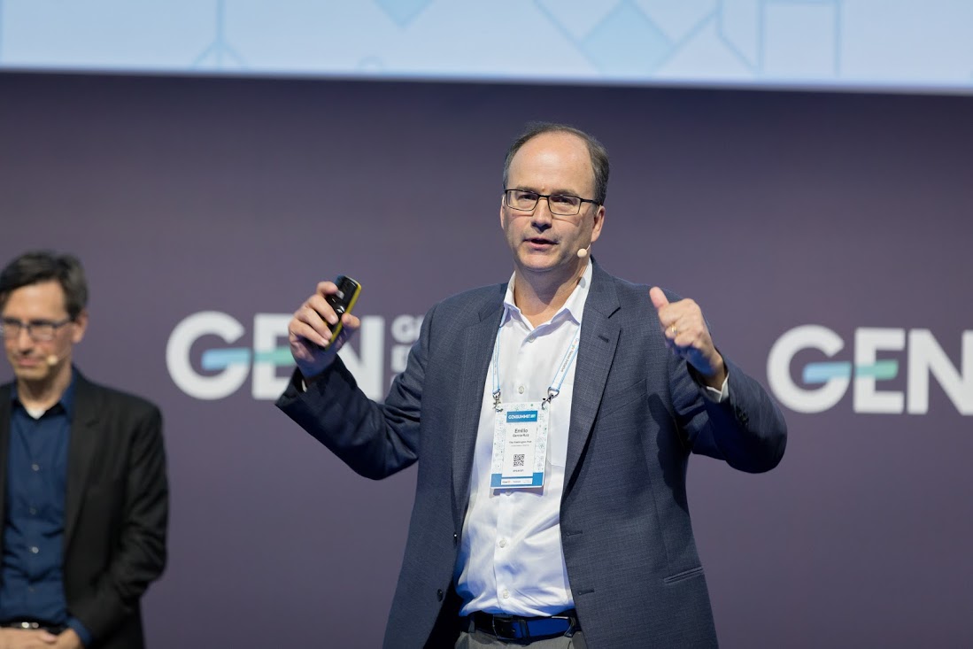 Emilio García-Ruiz, junto con Greg Barber, director de Digital News Projects de The Washington Post, durante la conferencia que ofrecieron en GEN Summit, en Lisboa. FOTO: GEN SUMMIT.