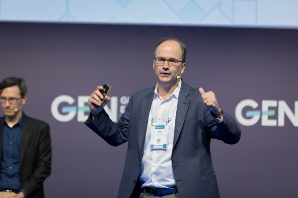 Emilio García-Ruiz, junto con Greg Barber, director de Digital News Projects de The Washington Post, durante la conferencia que ofrecieron en GEN Summit, en Lisboa. FOTO: GEN SUMMIT.