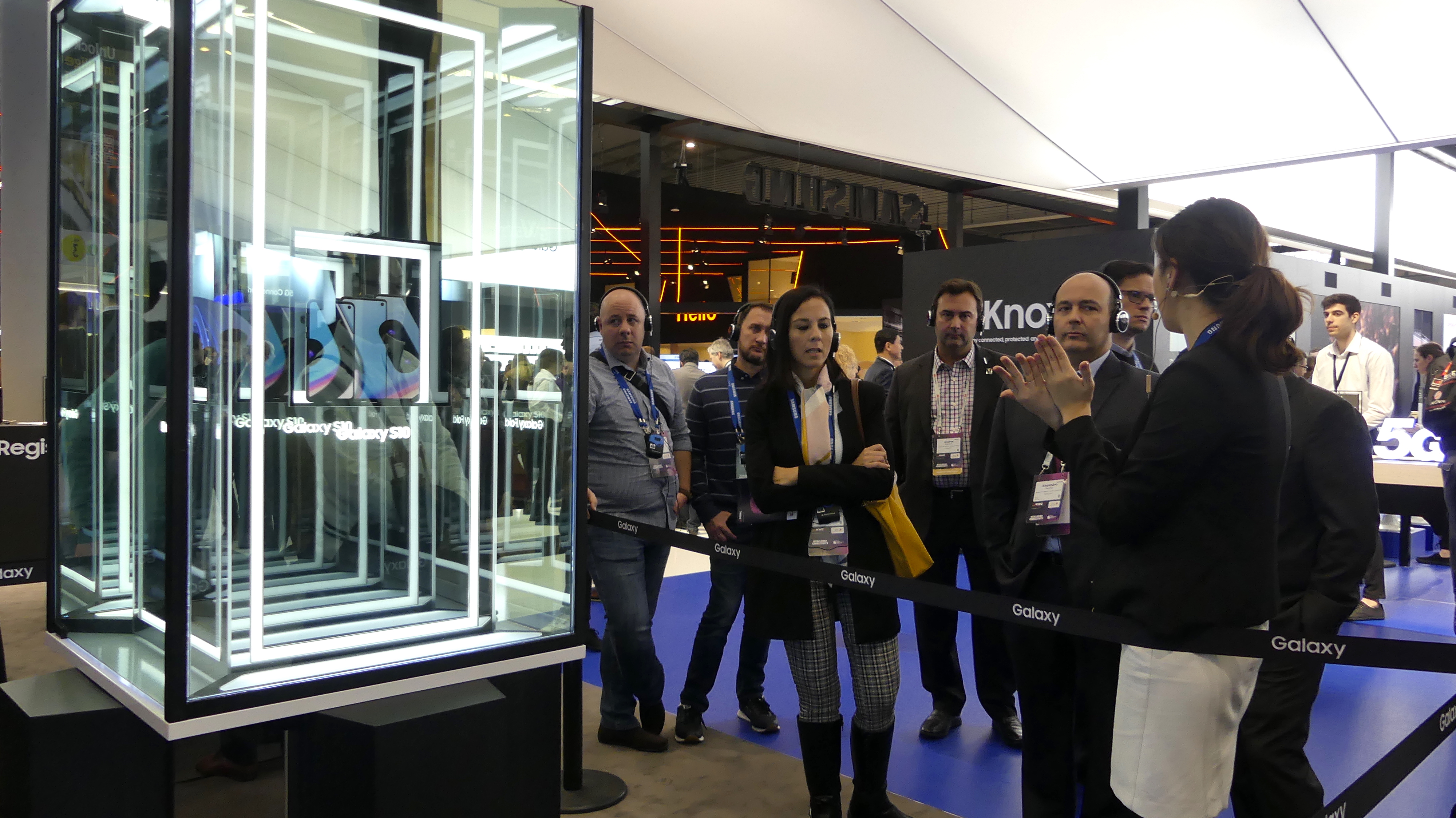 Una trabajadora de Samsung explica a los asistentes las características del Samsung Galaxy Fold, un móvil plegable.