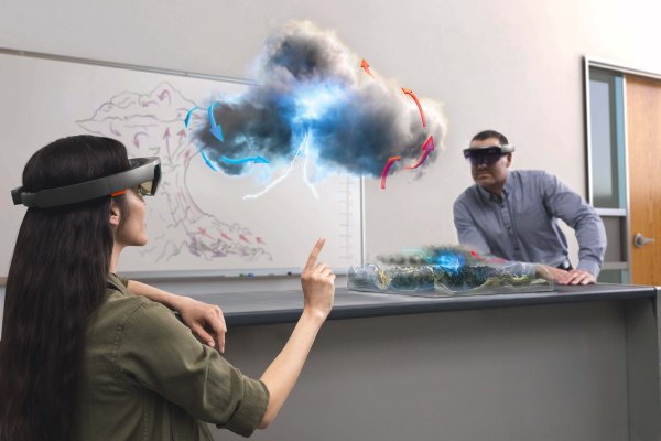 Dos personas observan virtualmente cómo se forma una tormenta eléctrica gracias a las gafas HoloLens de Microsoft. FOTO: HOLOLENS MICROSOFT.