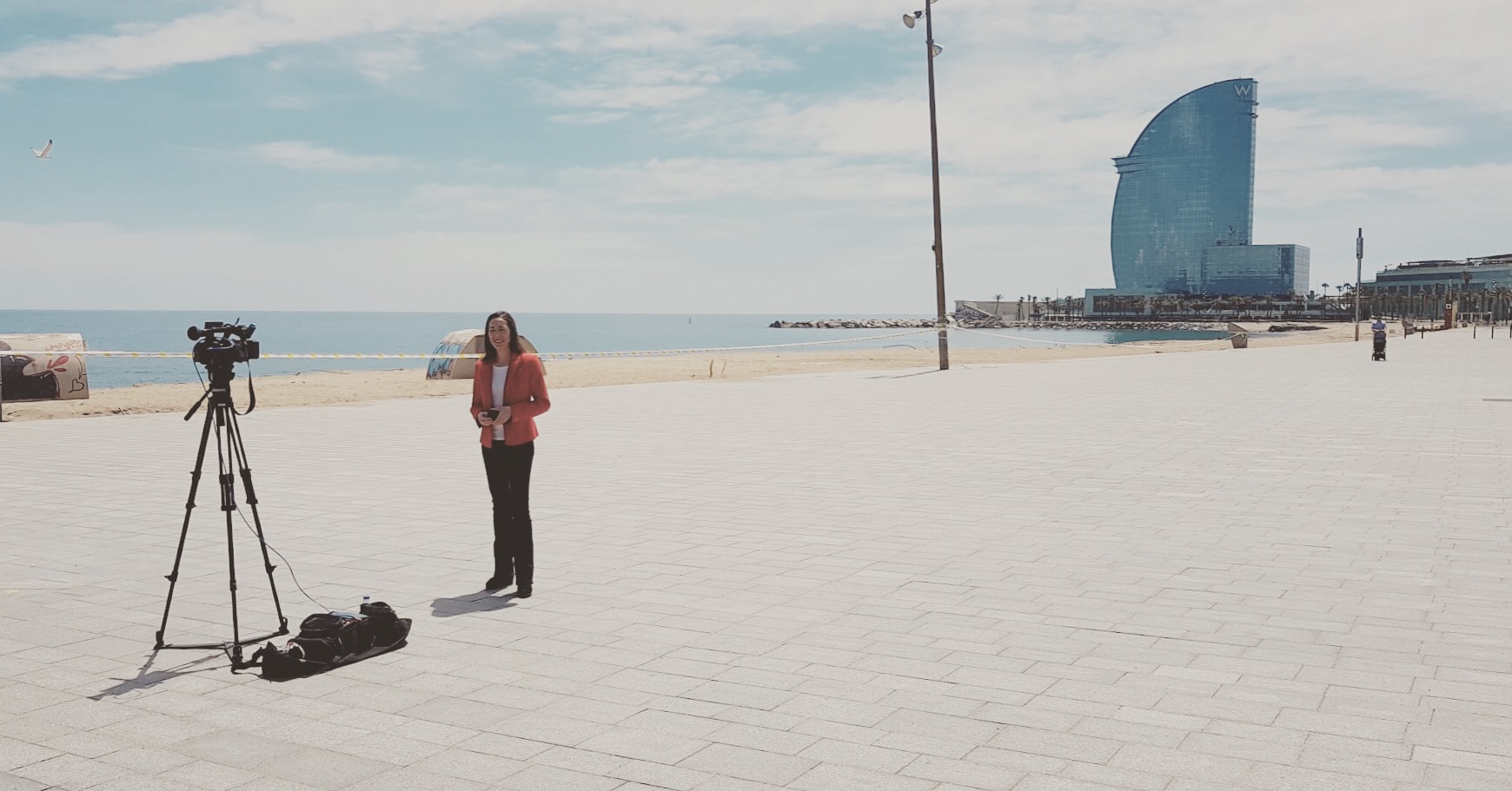 A punto de hacer un directo en la Barceloneta, completamente desierta. FOTO: DAVID MATAMOROS.
