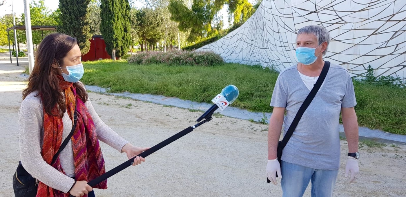 La pértiga que sujeta el micro -cubierto con papel film- permite mantener la distancia de seguridad. FOTO: DAVID MATAMOROS.