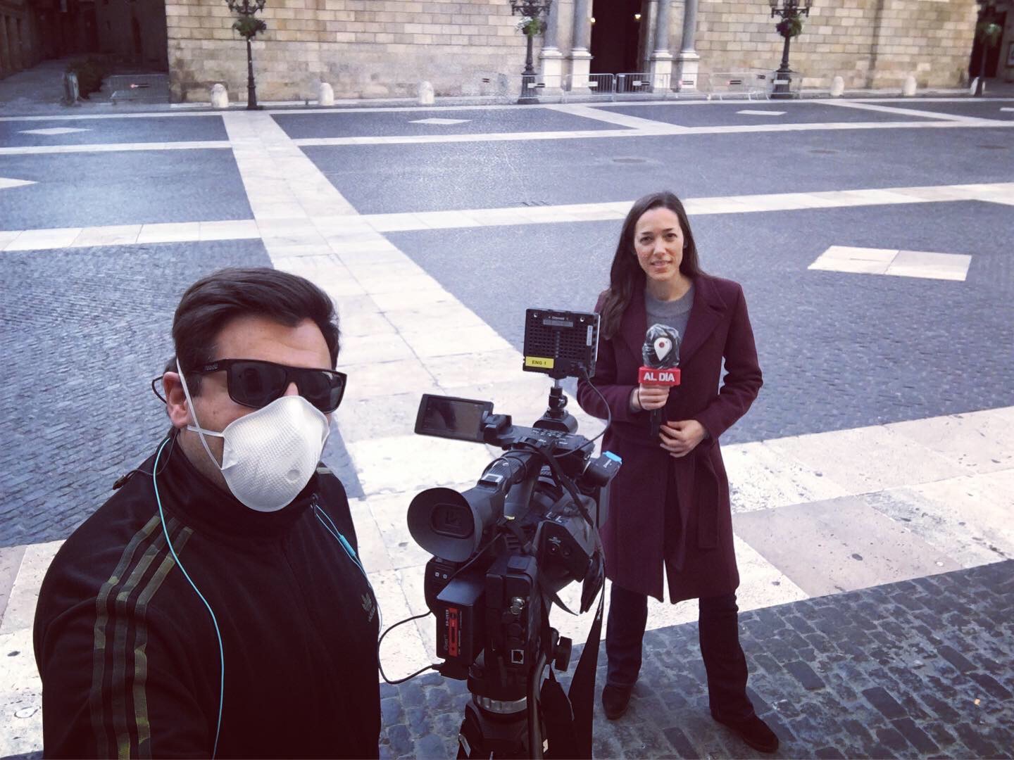 Preparados para el directo, en una solitaria Plaza Sant Jaume de Barcelona. En este caso, el directo no requiere mascarilla. FOTO: DAVID MATAMOROS.