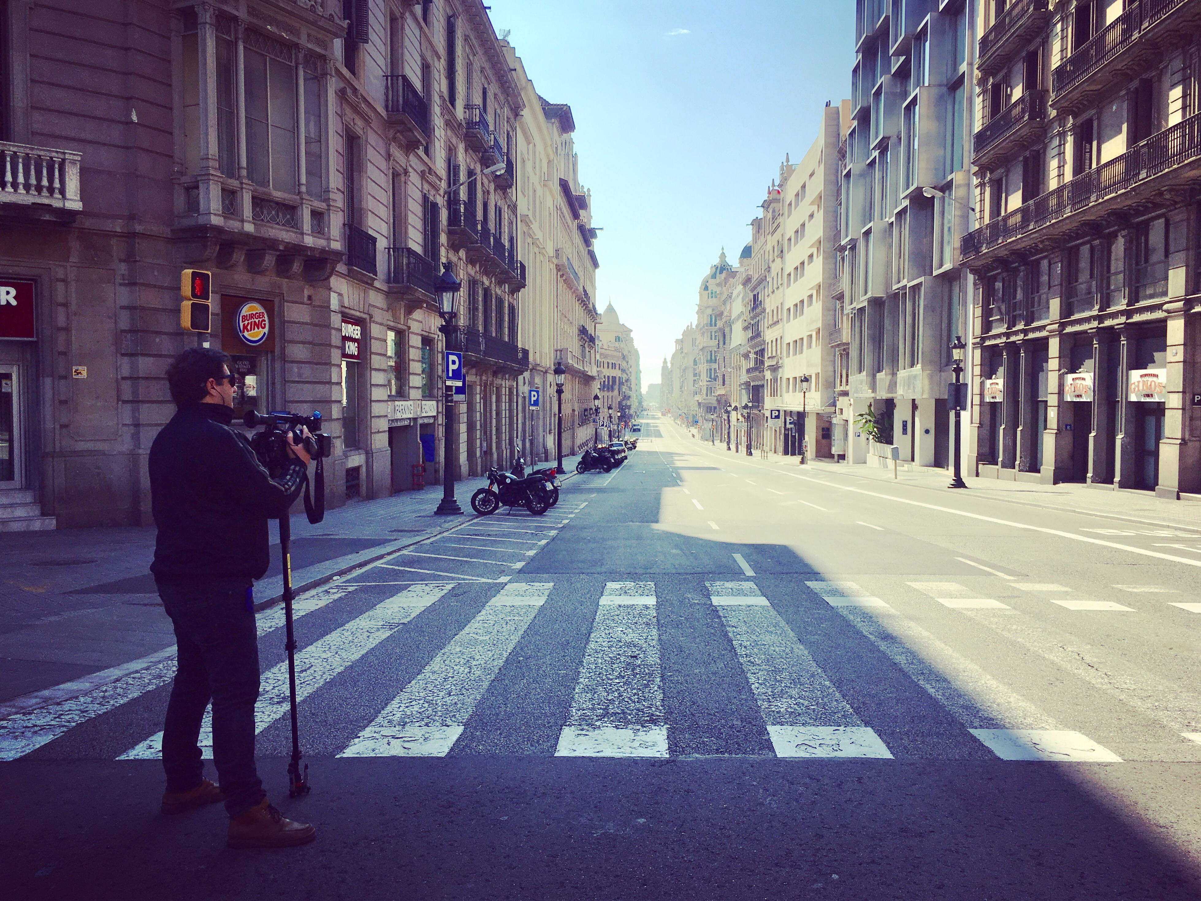 Via Laietana, compleamente vacía, como nunca antes la habíamos visto. FOTO: ANNA LLADÓ.