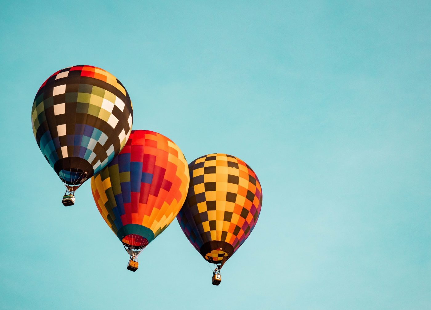 Tres globos. Foto para representar una tríada. FOTO: AARON BURDEN. UNSPLASH.
